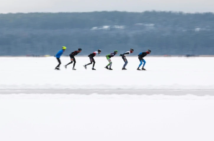 Des patineurs participent à la "Sigtunarännet", course de 50 km sur le lac Mälaren gelé, au départ de Sigtuna, au nord de Stockholm, le 20 février 2022 