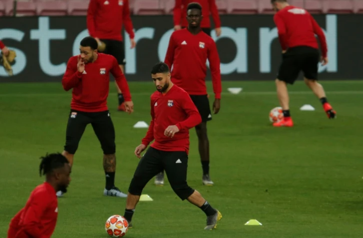 Nabil Fekir (au centre) s'entraîne avec ses coéquipiers de Lyon au Camp Nou à Barcelone le 12 mars 2019