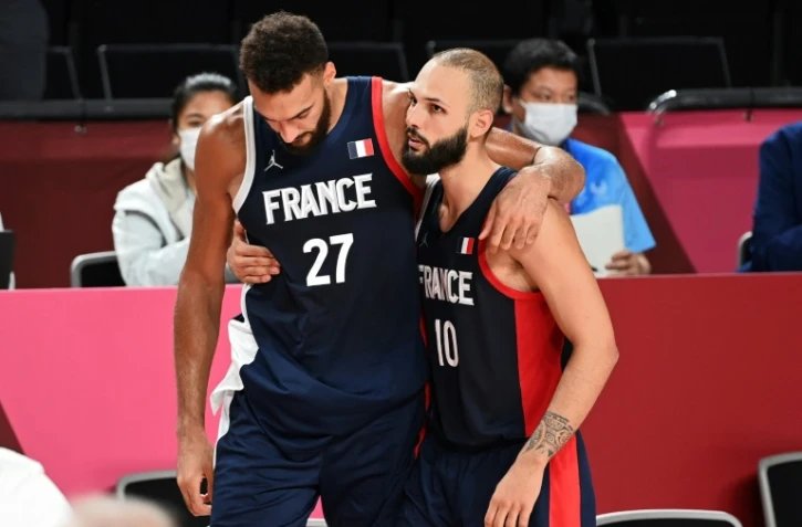 Les basketteurs français Rudy Gobert (G) et Evan Fournier (D) lors des Jeux olympiques de Tokyo, le 7 août 2021 à Saitama