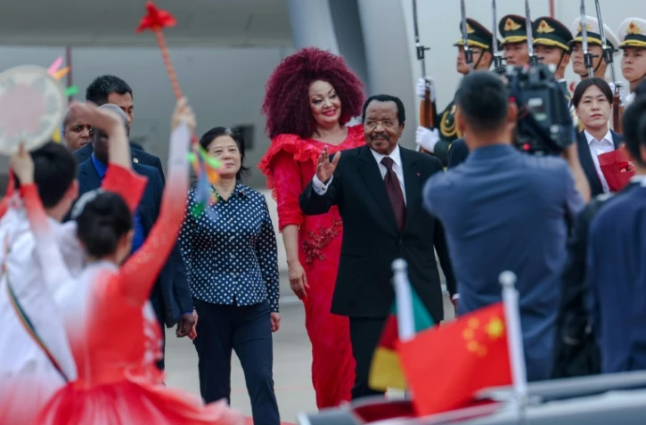 Le président du Cameroun Paul Biya (centre) à son arrivée à Pékin le 4 septembre 2024 pour assister au Forum de la coopération Chine-Afrique