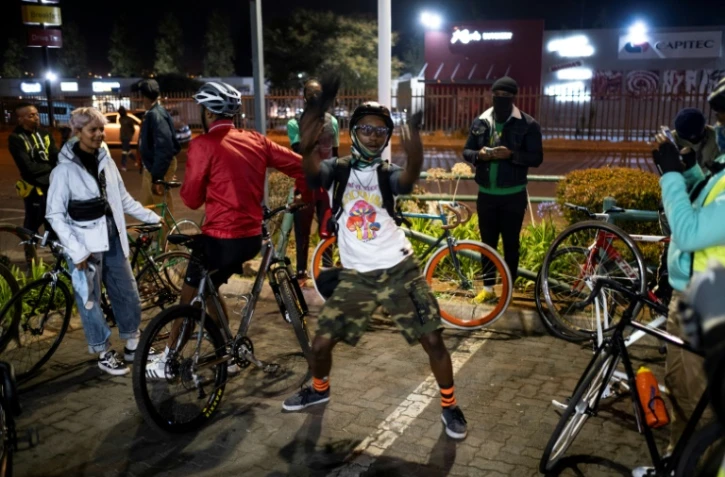 Un Biking Bandit fait un break à Soweto,le 24 juin 2021