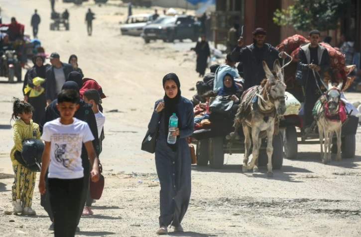 Des Palestiniens fuyant Rafah arrivent à Khan Younès, dans le sud de la bande de Gaza, le 31 mars 2025