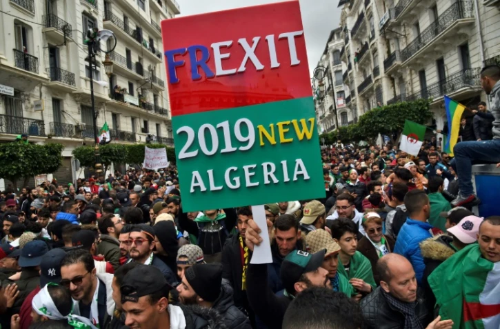 Des Algériens manifestent en masse le 22 mars 2019 dans la capitale Alger pour réclamer le départ du président Abdelaziz Bouteflika