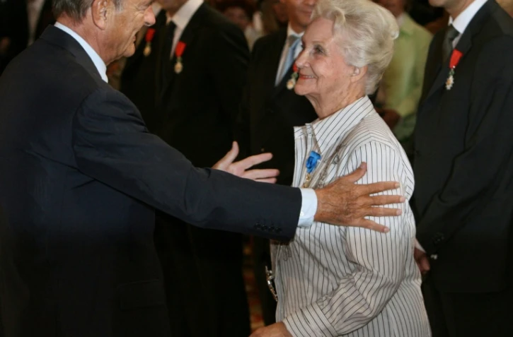 Le président Jacques Chirac félicite la sociologue Evelyne Sullerot élevée à la dignité de Grand officier de l'Ordre national du Mérite, le 8 septembre 2006 au palais de l'Elysée à Paris