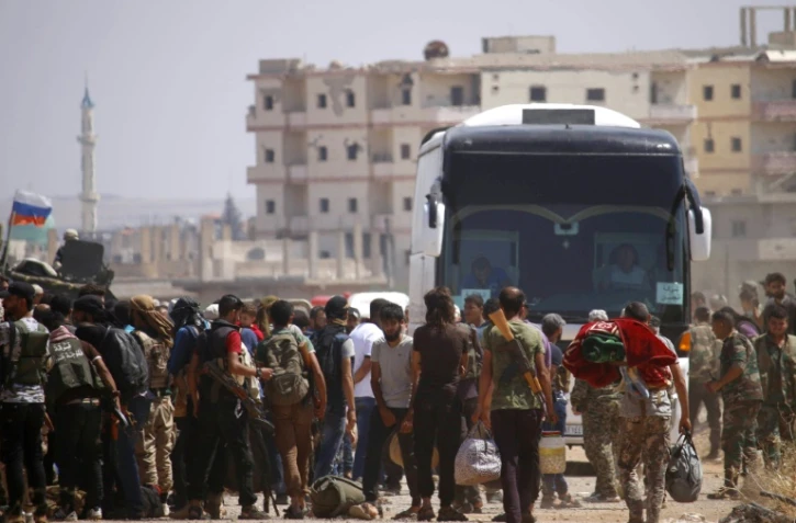 Des rebelles syriens et leurs familles commencent à quitter Deraa, ex-bastion de la révolte anti-Assad le 15 juillet 2018