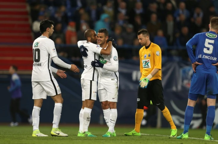 Lucas Moura dans les bras de Hatem Ben Alfa et Pastore ont tous marqué pour Paris contre Avranches en Coupe de France, le 5 avril 21017 à Caen