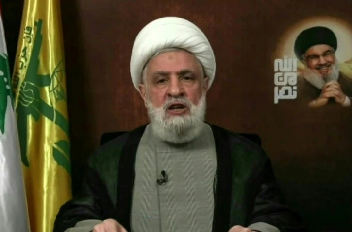Une image prise sur la télévision Al-Manar du Hezbollah montrant le chef du mouvement libanais, Naïm  Qassem prononcer un discours, le 29 novembre 2024