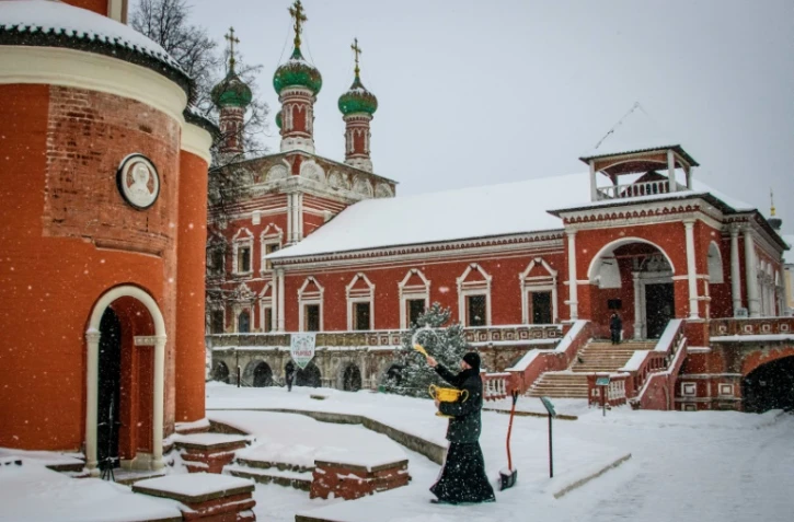 Un prêtre orthodoxe devant le monastère Vysokopetropvsky à Moscou, le 18 janvier 2018 à la veille de la célébration de l'Épiphanie orthodoxe