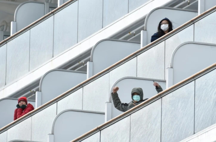 Des passagers du paquebot Diamond Princess au large de Yokohama (Japon) le 6 février 2020