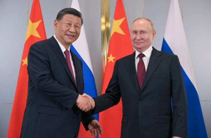 Photo de l'agence de presse russe Sputnik montrant le président russe Vladimir Poutine (à droite) et son homologue chinois Xi Jinping, le 3 juillet 2024 à Astana