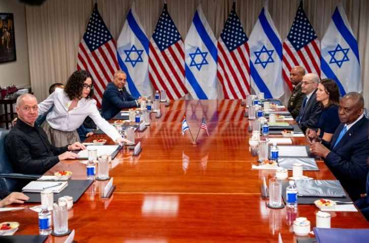Le secrétaire américain à la Défense Lloyd Austin (D) rencontre le ministre israélien de la Défense Yoav Gallant (G) au Pentagone le 25 juin 2024