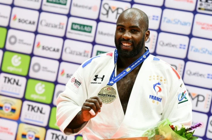 Teddy Riner montre sa médaille après sa victoire au Grand Prix de Montréal, le 7 juillet 2019.