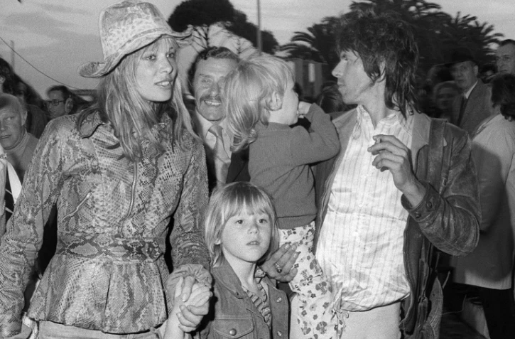 Anna Pallenberg aux côtés de Keith Richard et leurs trois enfants, le 12 mai 1971 à Cannes