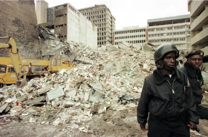 Devant l'ambassade américaine à Nairobi, au lendemain de l'attentat du 7 août 1998