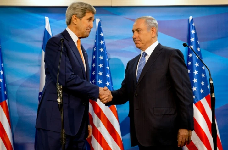 Le Premier ministre israélien Benjamin Netanyahu (d) et le secrétaire d'Etat américain John Kerry à Jérusalem le 24 novembre 2015
