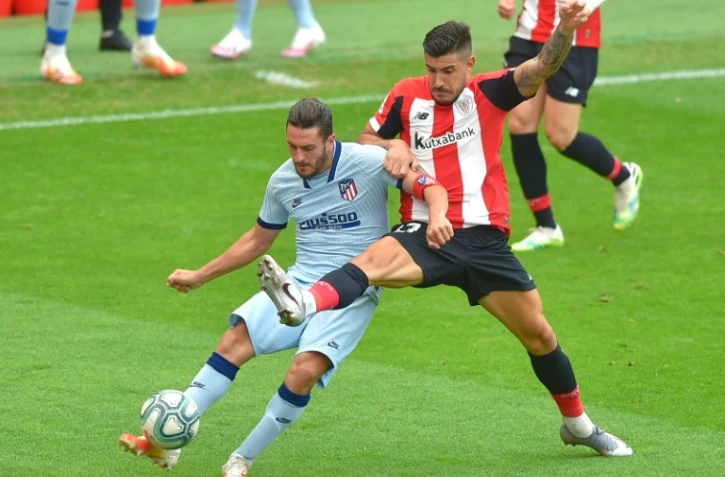 Le milieu de l'Atlético de Madrid, Koke, aux prises avec le défenseur de l'Atletic Bilbao, Yuri Berchiche, lors du match de Liga à Bilbao, le 14 juin 2020 