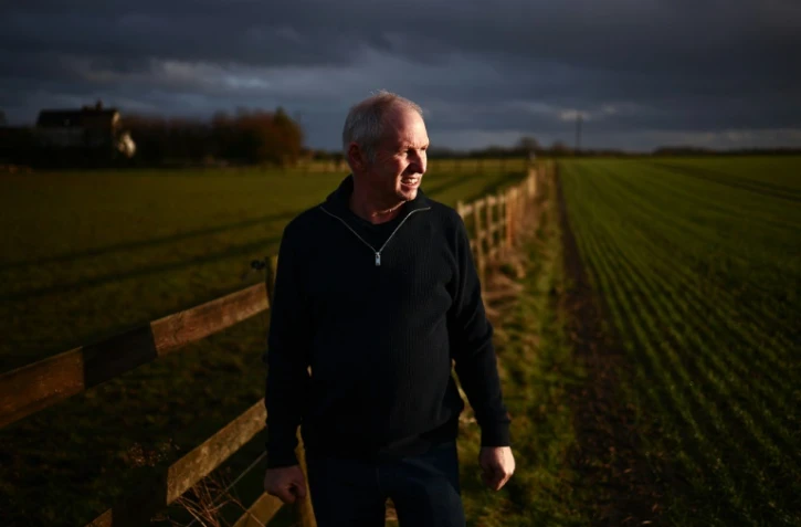 Le fermier John Stacey dans l'un de ses champs, le 27 janvier 2025 à Witham, dans l'est de l'Angleterre