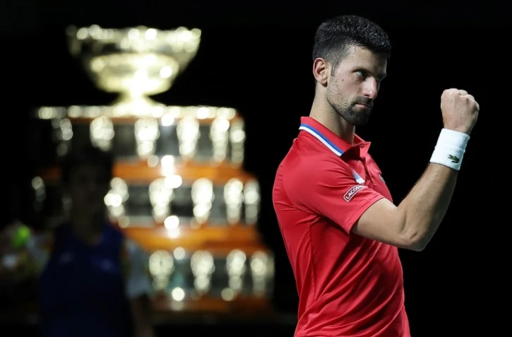 Novak Djokovic fête la qualification de la Serbie pour les demi-finales de la Coupe Davis, après sa victoire contre le Britannique Cameron Norrie, le 23 novembre 2023 à Malaga