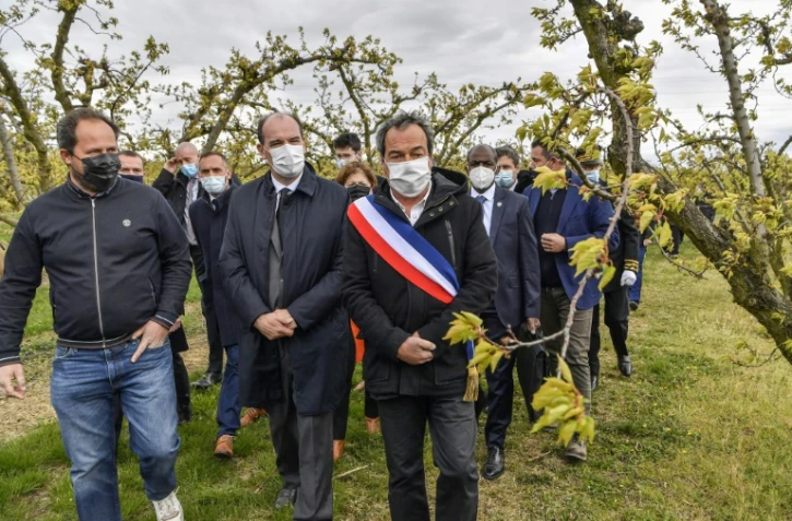 Le Premier ministre Jean Castex (c) en visite dans une exploitation agricole d'abricots frappée par le gel, accompagné de l'exploitant Gilbert Pasquio (g) et du maire de Colombier-le-Cardinal Olivier De Lagarde (d), le 10 avril 2021 à Colombier-le-Cardinal, en Ardèche