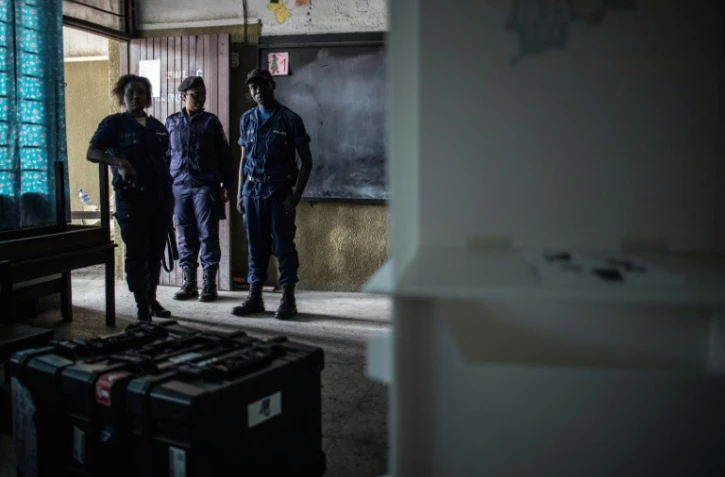 Des policiers congolais surveillent du matériel électoral à Kinshasa, en République Démocratique du Congo, le 28 décembre 2018