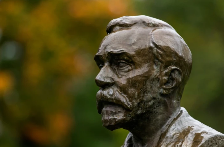 Le buste d'Alfred Nobel dans le jardin du manoir Bjoerkborn, où il passait ses étés à la fin de sa vie, à Karlskoga (Suède), le 16 septembre 2021
