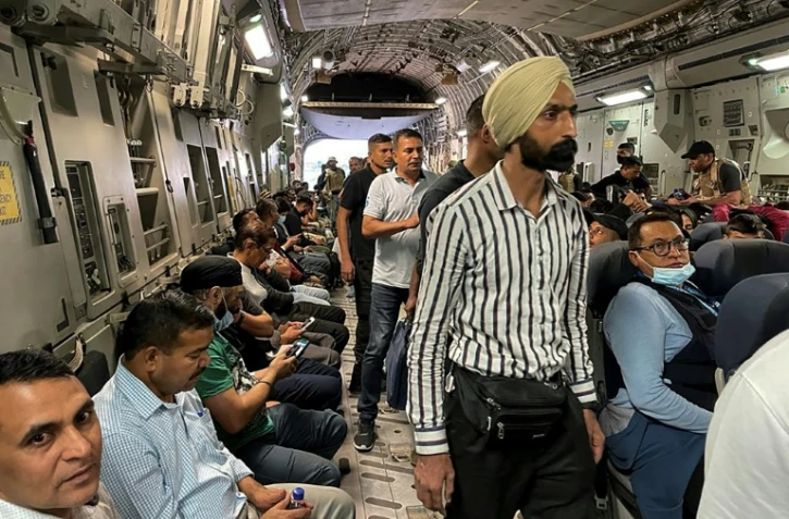 Des Indiens attendent d'être évacués à bord d'un avion militaire indien à l'aéroport de Kaboul le 17 août 2021, après le retour au pouvoir des talibans en Afghanistan