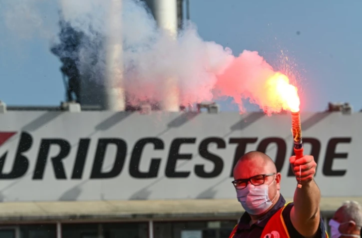 Un syndicaliste lors d'une manifestation contre la fermeture du site de Bridgestone à Béthune, le 17 septembre 2020