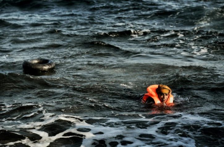 Un homme nage depuis la Turquie pour rejoindre l'île grecque de Lesbos, le 8 novembre 2015