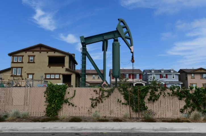 Une pompe utilisée pour extraire le pétrole dans un quartier résidentiel de Signal Hill, en Californie, le 25 septembre 2019 