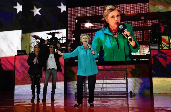 La candidate démocrate à la présidentielle américaine Hillary Clinton à Miami, en Floride, lors d'un concert de Jennifer Lopez, le 29 octobre 2016
