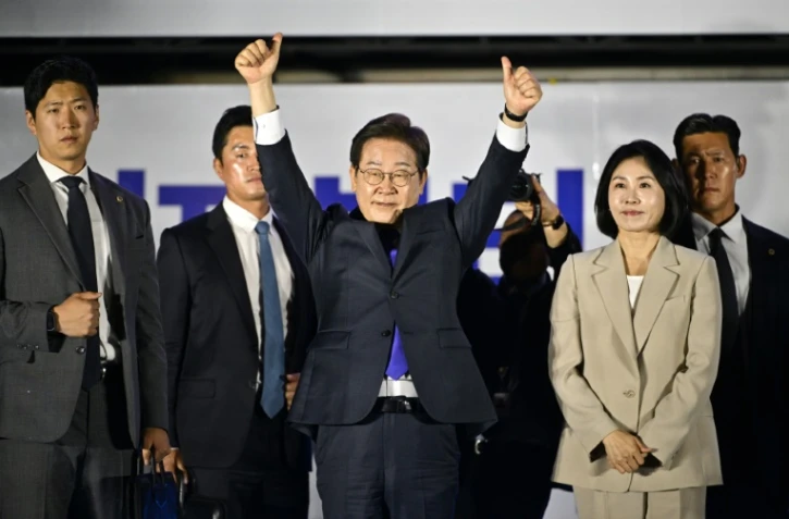 Le président-élu sud-coréen Lee Jae-myung salue ses partisans, le 4 juin 2025 à Séoul
