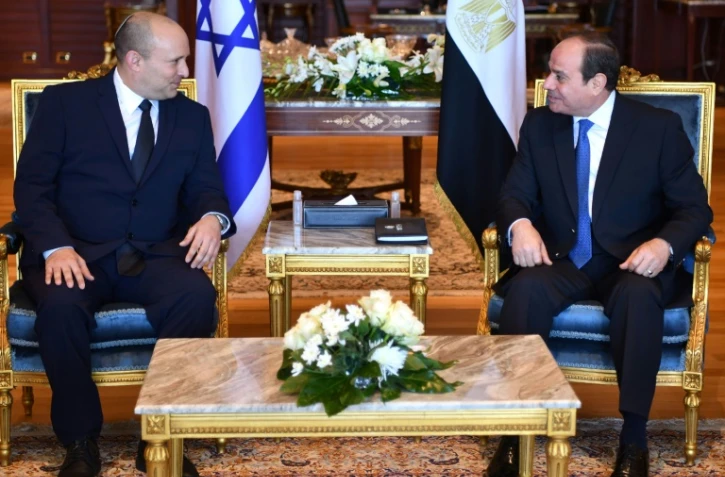 Photo de la Présidence égyptienne montrant le président Abdel Fattah al-Sissi (à droite) rencontrant le Premier ministre d'Israël Naftali Bennett (à gauche) à Char al-Cheikh, le 13 septembre 2021