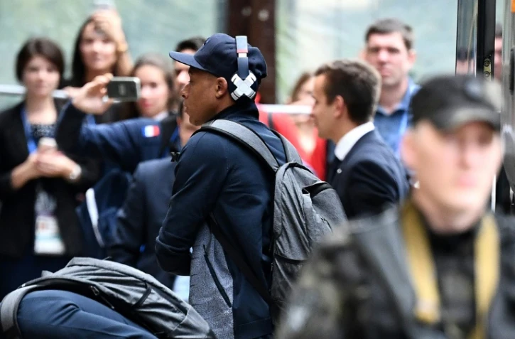 L'attaquant Kylian Mbappé arrive à l'hôtel des Bleus, la veille du quart face à l'Uruguay au Mondial, le 5 juillet 2018 à Nijni Novgorod