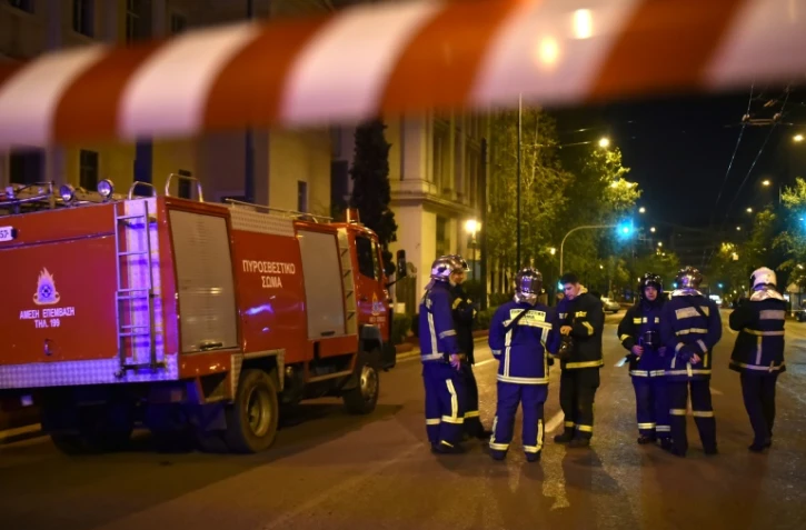 Des pompiers grecs lors d'une intervention me 19 avril 2017 à Athènes. Deux personnes ont été tuées sur l'île grecque de Kos lors d'un séisme