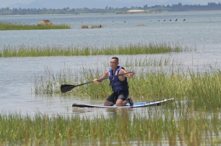 Le touriste Joseph Lin sur son paddle, le 10 août 2022 aux îles de Kinmen, à Taïwan
