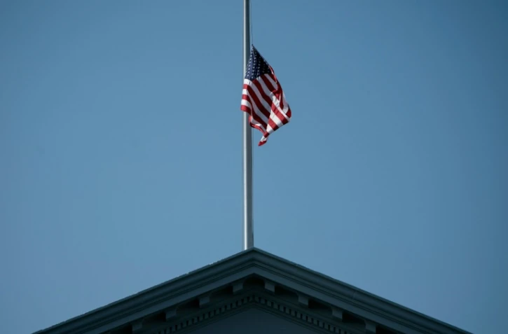Le drapeau américain en berne sur la Maison Blanche, dimanche 26 août 2018, au lendemain de la mort de John McCain
