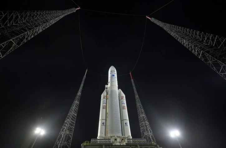 La fusée Ariane 5, qui emporte le télescope spatial James Webb (JWST), sur son pas de tir, le 23 décembre 2021 au Centre spatial de Kourou, en Guyane