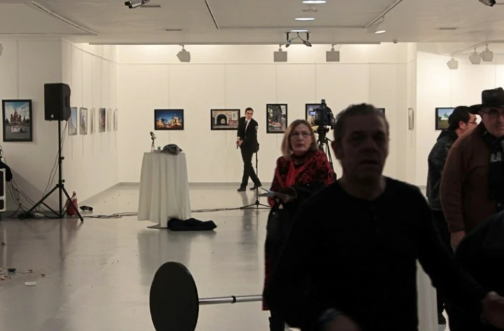 Scène de panique dans une galerie d'art, le 19 décembre 2016 à Ankara, suite au meurtre de l'ambassadeur russe en Turquie