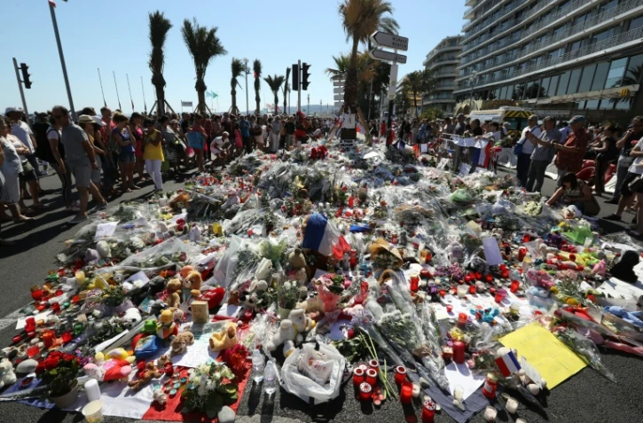 Des fleurs le 17 juillet 2016 sur la Promenade des Anglais à Nice en hommage aux victimes de l'attaque terroriste