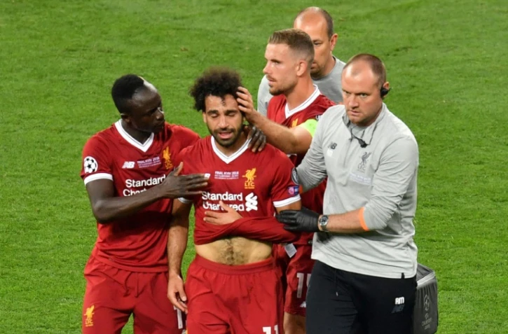 L'attaquant de Liverpool Mohamed Salah quitte le terrain blessé à l'épaule, le 26 mai 2018 à Kiev