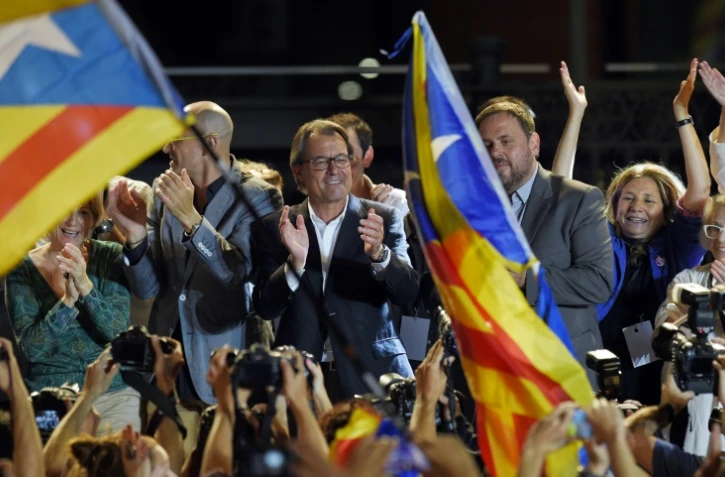 Artur Mas (c), président sortant du gouvernement catalan, lors des élections régionales en Catalogne, le 27 septembre 2015 à Barcelone