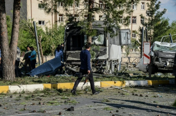 Un policier turc en civil sur les lieux de l'explosion de la bombe, après un attentat meurtrier, le 10 mai 2016 à Diyarbakir