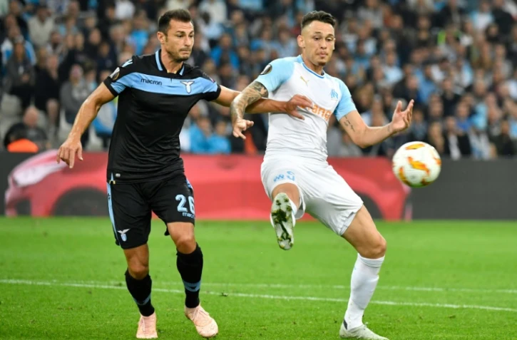Le milieu de terrain de Marseille Lucas Ocampos (d) à la lutte avec le défenseur romain de la Lazio Stefan Radu, en Ligue Europa, le 25 octobre 2018 à Marseille   