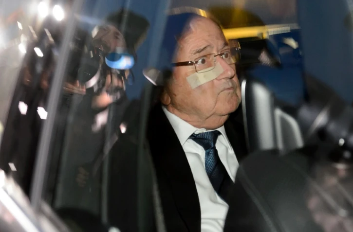 Joseph Blatter, président démissionnaire et suspendu de la Fifa, quitte le siège de l'instance après son audition, le 17 décembre 2015 à Zurich
