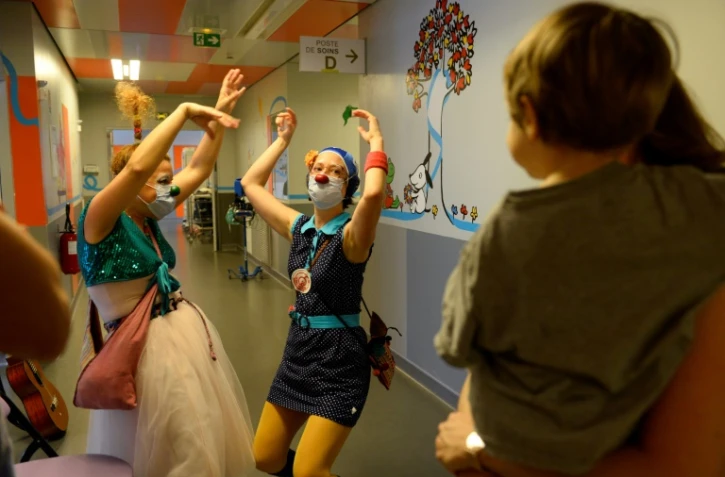 Des clowns de l'association "Le Rire Medecin" le 25 juillet 2016 à l'hôpital Necker à Paris