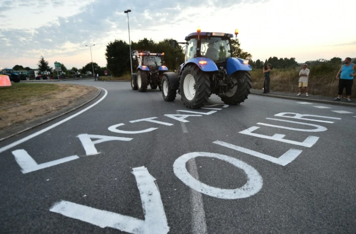 Des fermiers bloquent l'accès au siège de Lactalis à Change, dans le nord-ouest de la France, le 25 août 2016