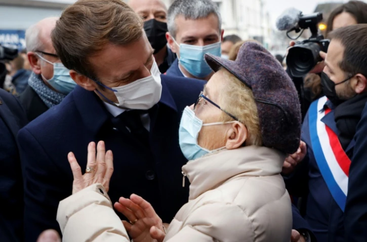 Le président Emmanuel Macron en visite à Vierzon, dans le Cher, s'entretient avec une habitante le 7 décembre 2021