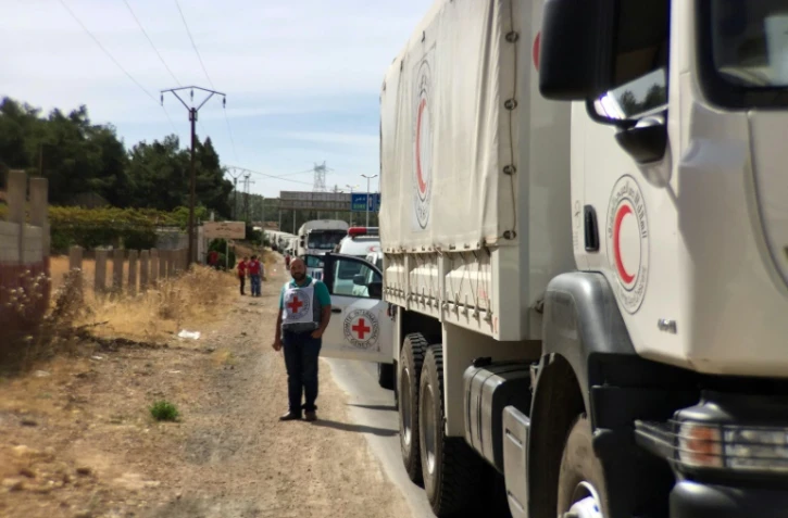 Photo fournie par la Croix-Rouge montrant un convoi humanitaire transportant de l'aide médicale près de la ville syrienne Zabadani (50 km de Damas), le 18 octobre 2015