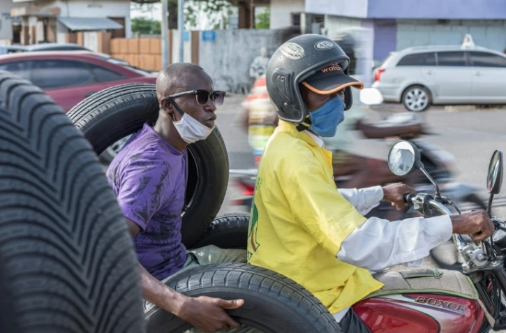 Un motard porte un masque contre le coronavirus Covid-19 à Cotonou le 8 avril 2020