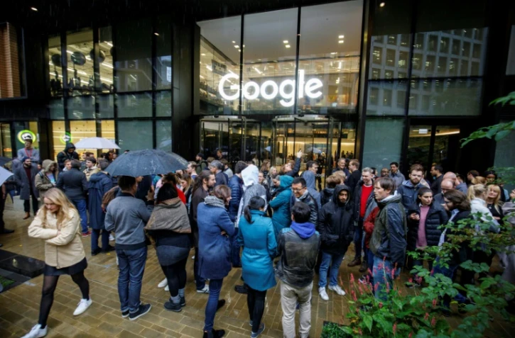 Des employés de Google manifestent à Londres, devant le bâtiment abritant les bureaux de la firme, pour protester contre sa gestion du harcèlement sexuel, le 1er novembre 2018